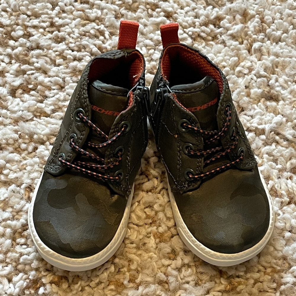 Toddler Skechers size 6